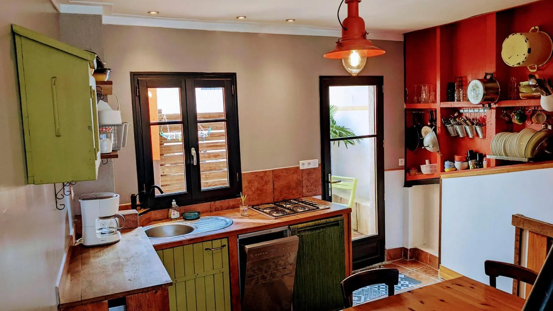 Maison 3 Niveaux Avec Terrasse, 2 Chambres, Animaux Acceptes - Centre Le Palais - Fr-1-418-136 0*,  France